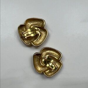 TAT Signed Vtg Matte Goldtone Clip On Earrings Knot Shape Large Fashion Jewelry